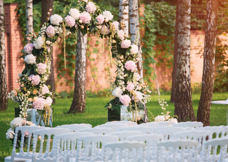 Décoration de cérémonie de mariage florale et élégante